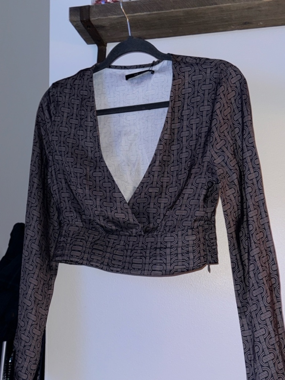 Delicious satin Geometric Print Long-Sleeve V-Neck Crop Top - Black